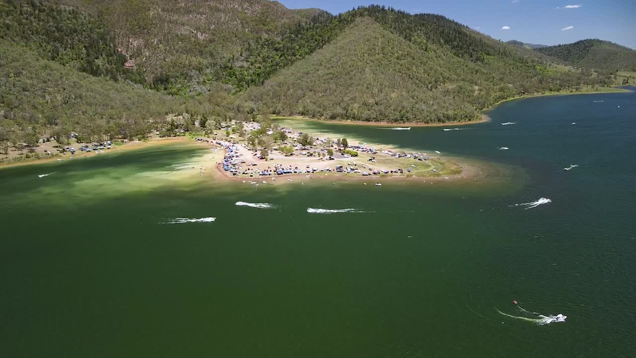 퀸즐랜드의 서머셋 호수에서 해안선 근처를 지나가는 보트 위의 공중