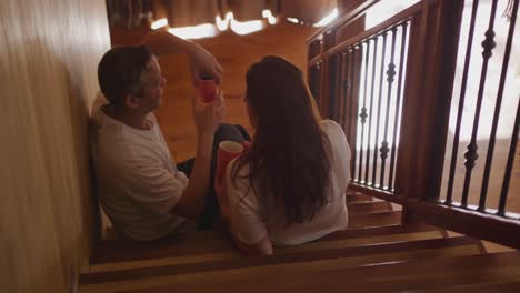 pareja en casa juntos en las escaleras 4k