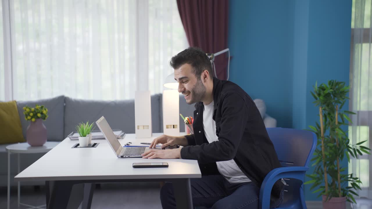 un hombre de negocios independiente diciendo "wow" con asombro.