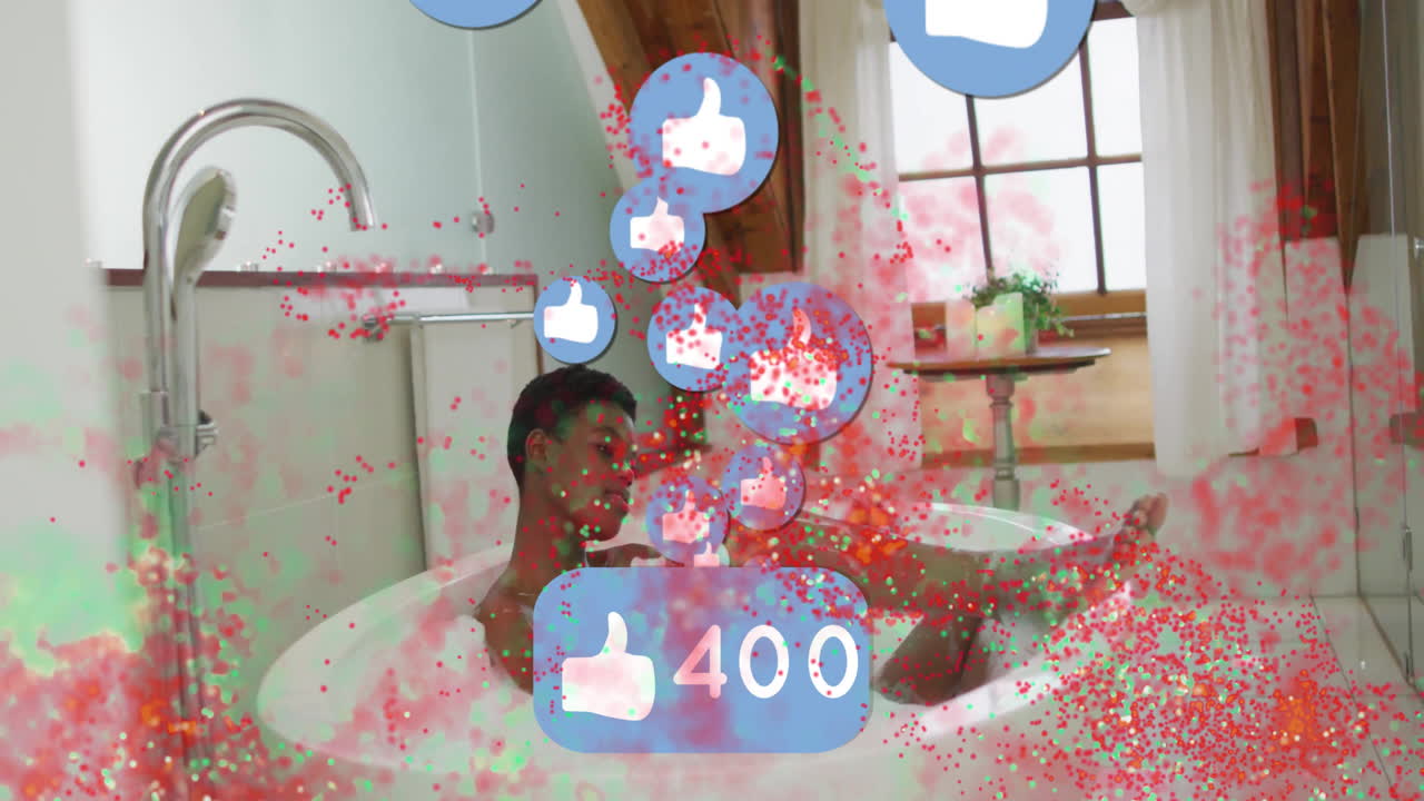 Donna sdraiata nella vasca da bagno che mostra icone di "pollice in su" fluttuanti, visualizzando il marketing sui social media