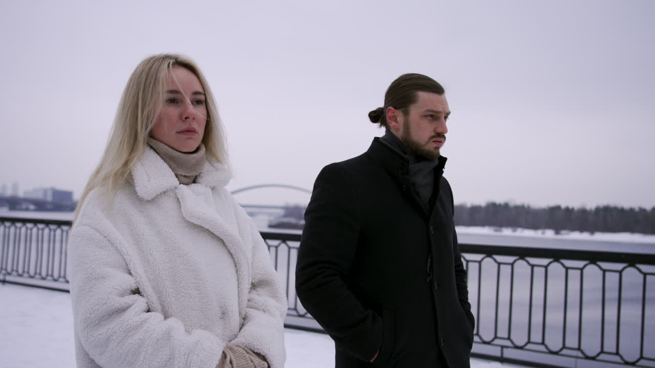 야외에서 산책하는 슬픈 사람들