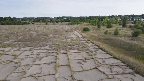 Überwuchertes-Zementgrundstück-Auf-Der-Baustelle-Des-Muskegon-Casinos