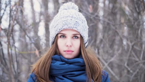 mujer con ropa de invierno