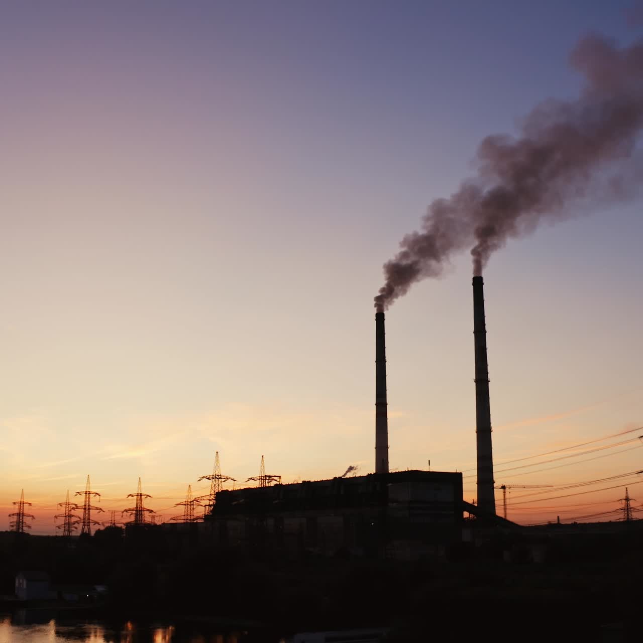 Centrale elettrica con tubi e fumo