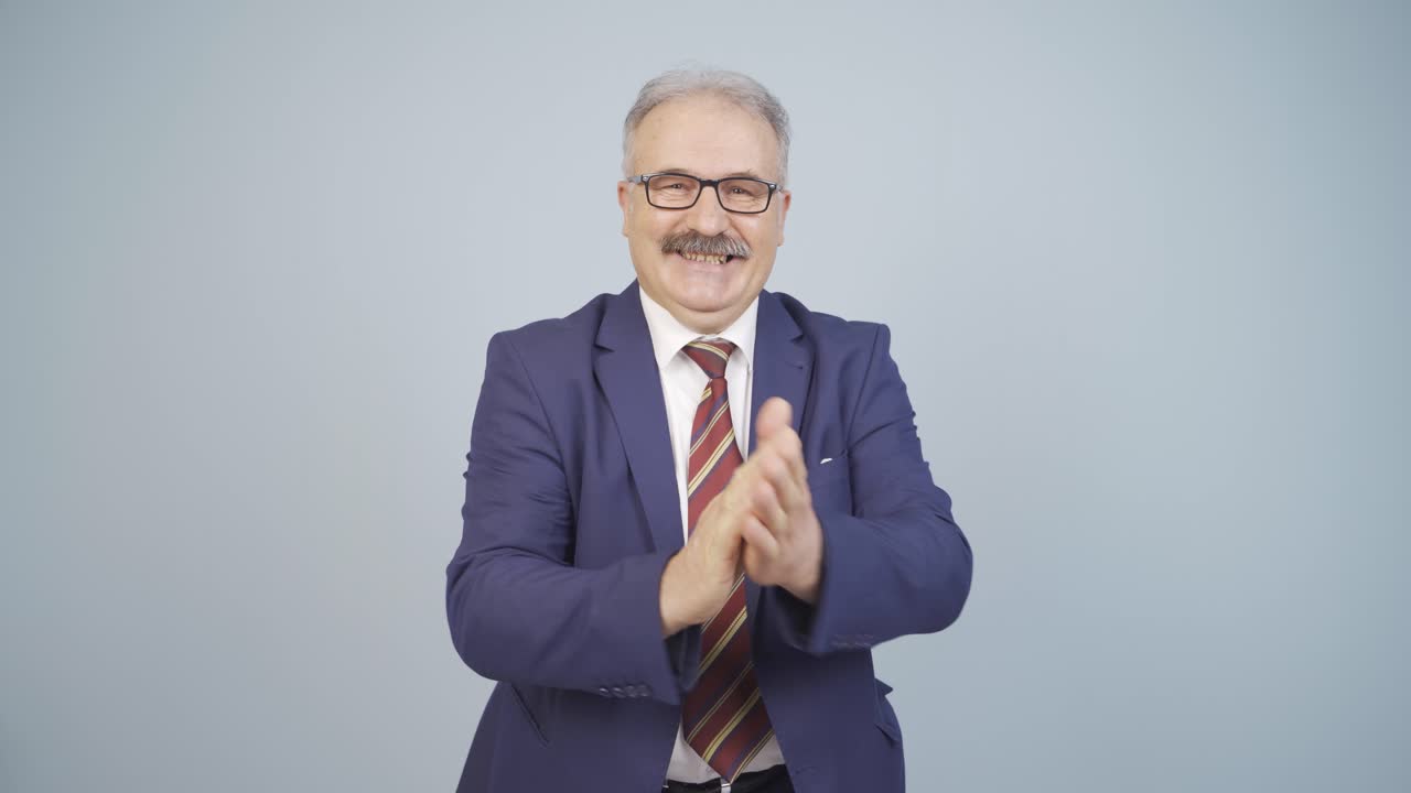 사업가들이 박수를 치고 있습니다.