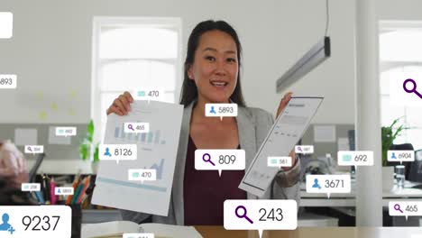 animación de iconos de redes sociales y procesamiento de datos sobre una mujer de negocios asiática en la oficina