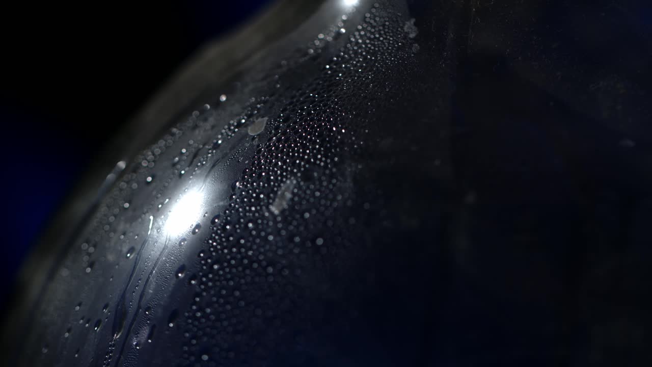 플라스틱 물병에 떨어지는 물방울의 클로즈업