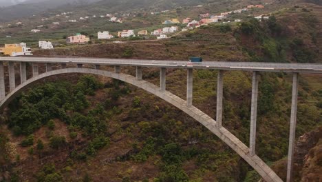 Luftaufnahme-Von-Der-Seite-Einer-Einzelnen-Bogenbrücke