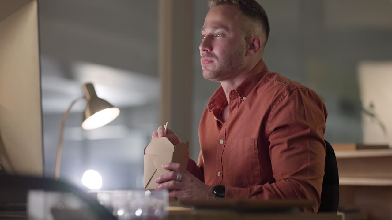 Homem, hashis e fast food à noite