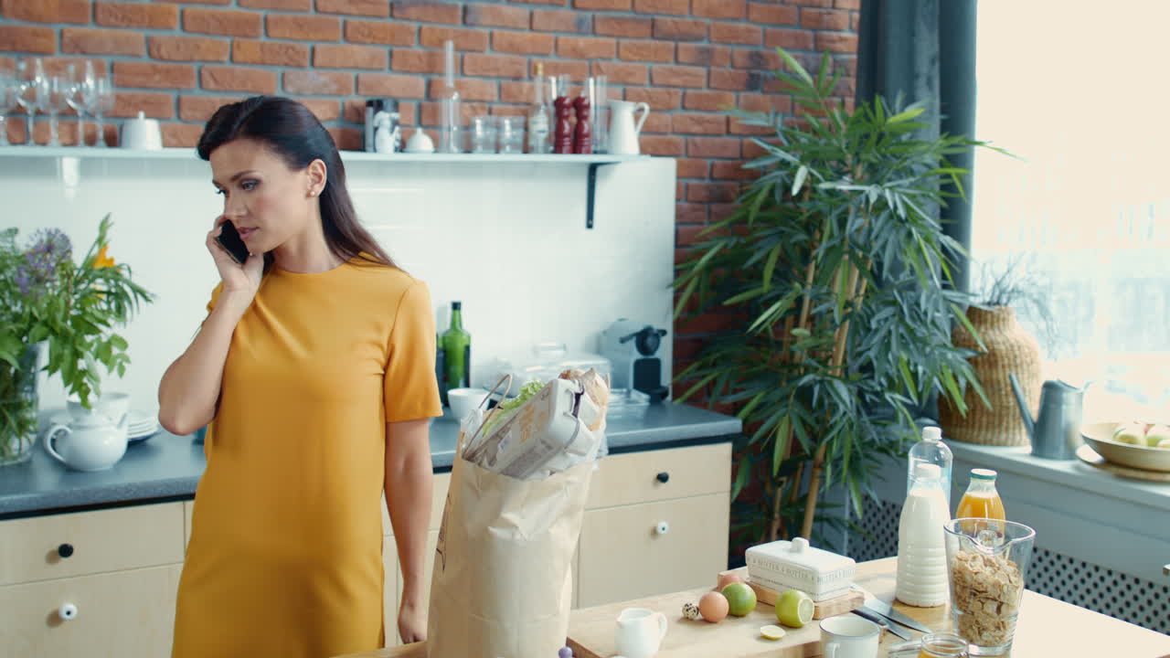 쇼핑백을 들고 집으로 돌아오는 주부, 부 ⁇ 에서 전화를 하는 어린 소녀.