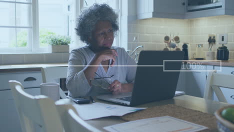 animación del procesamiento de datos financieros sobre una mujer afroamericana mayor que usa una computadora portátil