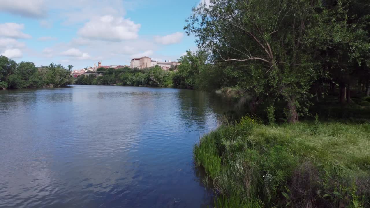 la orilla del río y el bosque desde la vista de drones