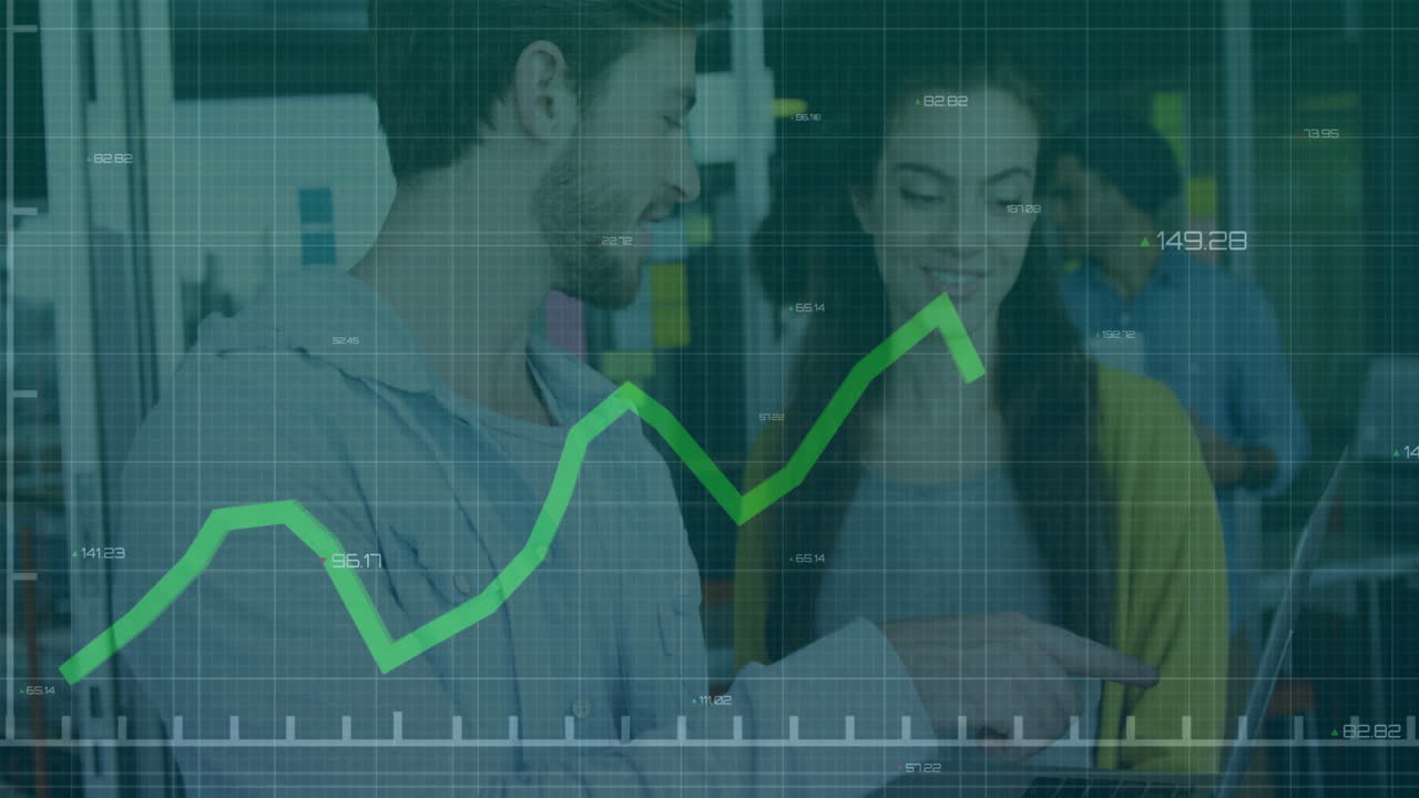 animación de procesamiento de datos y diagramas sobre diversas personas de negocios discutiendo el trabajo
