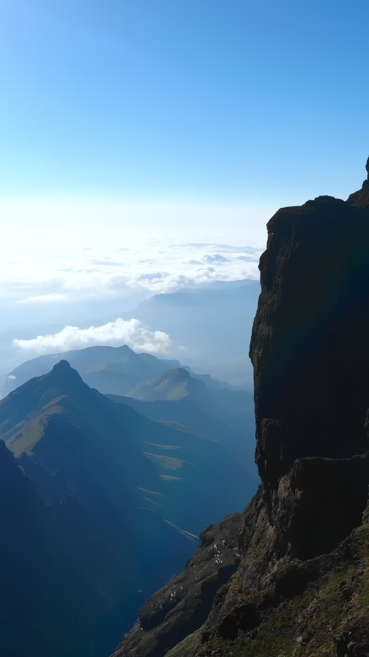 Paisagem majestosa de montanha com nuvens e céu azul claro