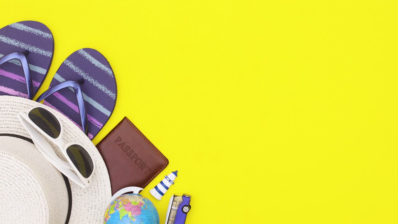 여행 휴가 액세서리 노란색 테마에서 움직입니다.