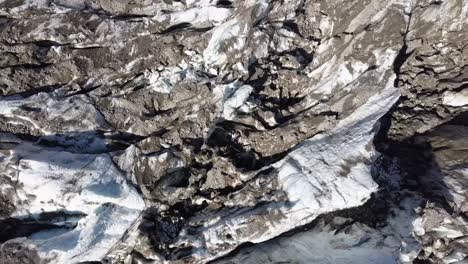 vista aérea de cima para baixo de crancks de geleiras sujas nos alpes suíços