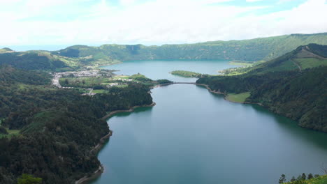 Vista-Aérea-De-Los-Famosos-Lagos-Gemelos-En-La-Caldera-De-Sete-Cidades-En-Azores