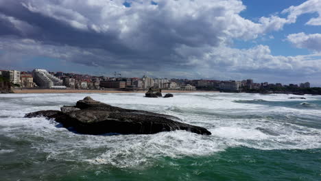 Erosionando-La-Roca-Gigante-De-Biarritz-Vista-Aérea-Del-Océano-Atlántico