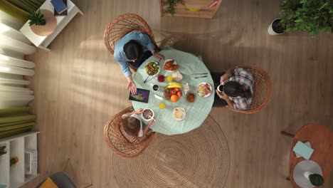 familia disfrutando de una comida juntos