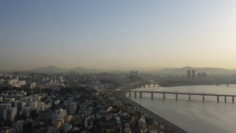 tráfico matutino en seúl, corea del sur, a orillas del río han