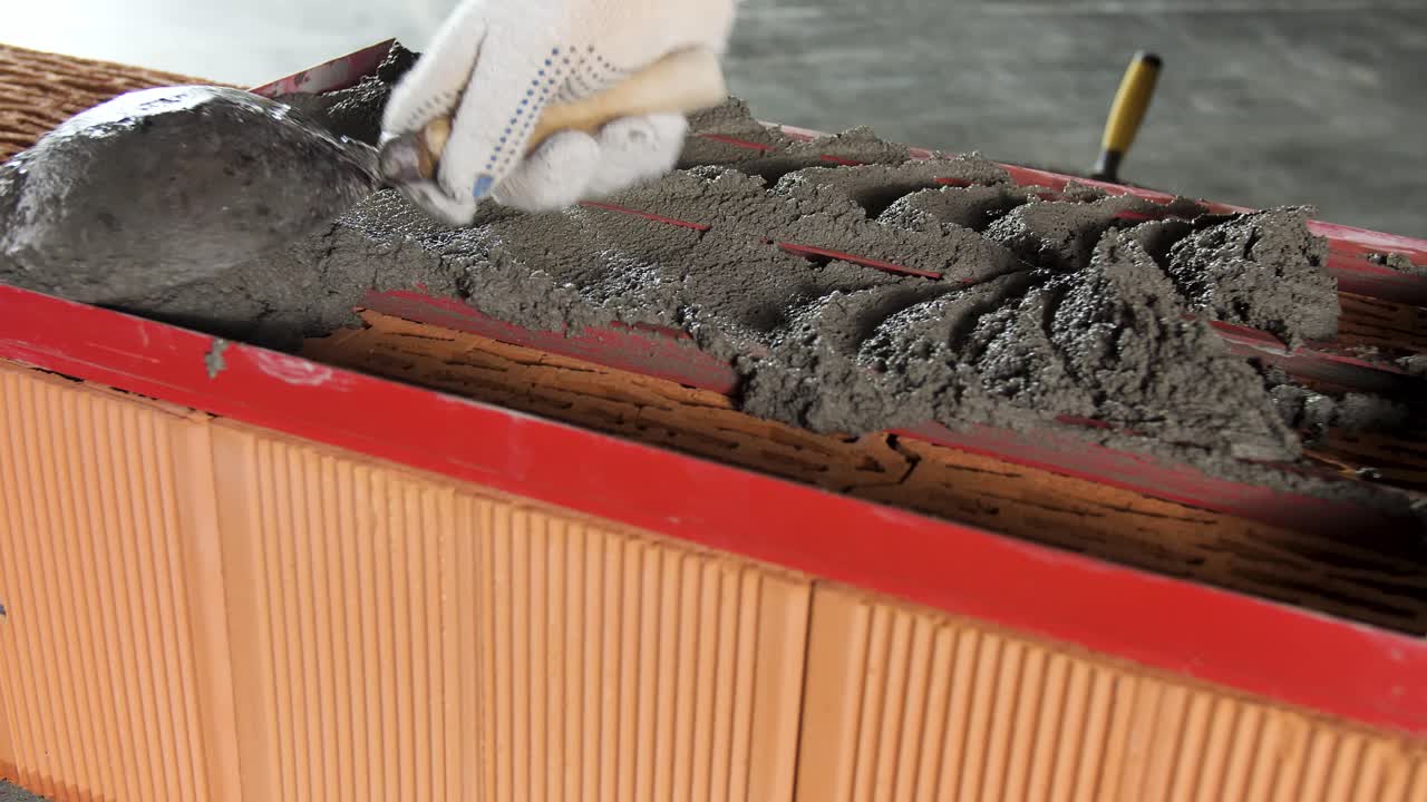 모터로 벽돌을 짓는 일