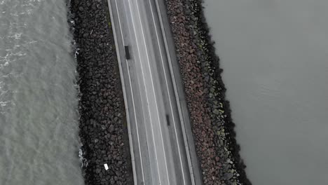 Luftaufnahme-Einer-Leeren-Straße-Und-Brücke,-Umgeben-Vom-Meer-In-Island