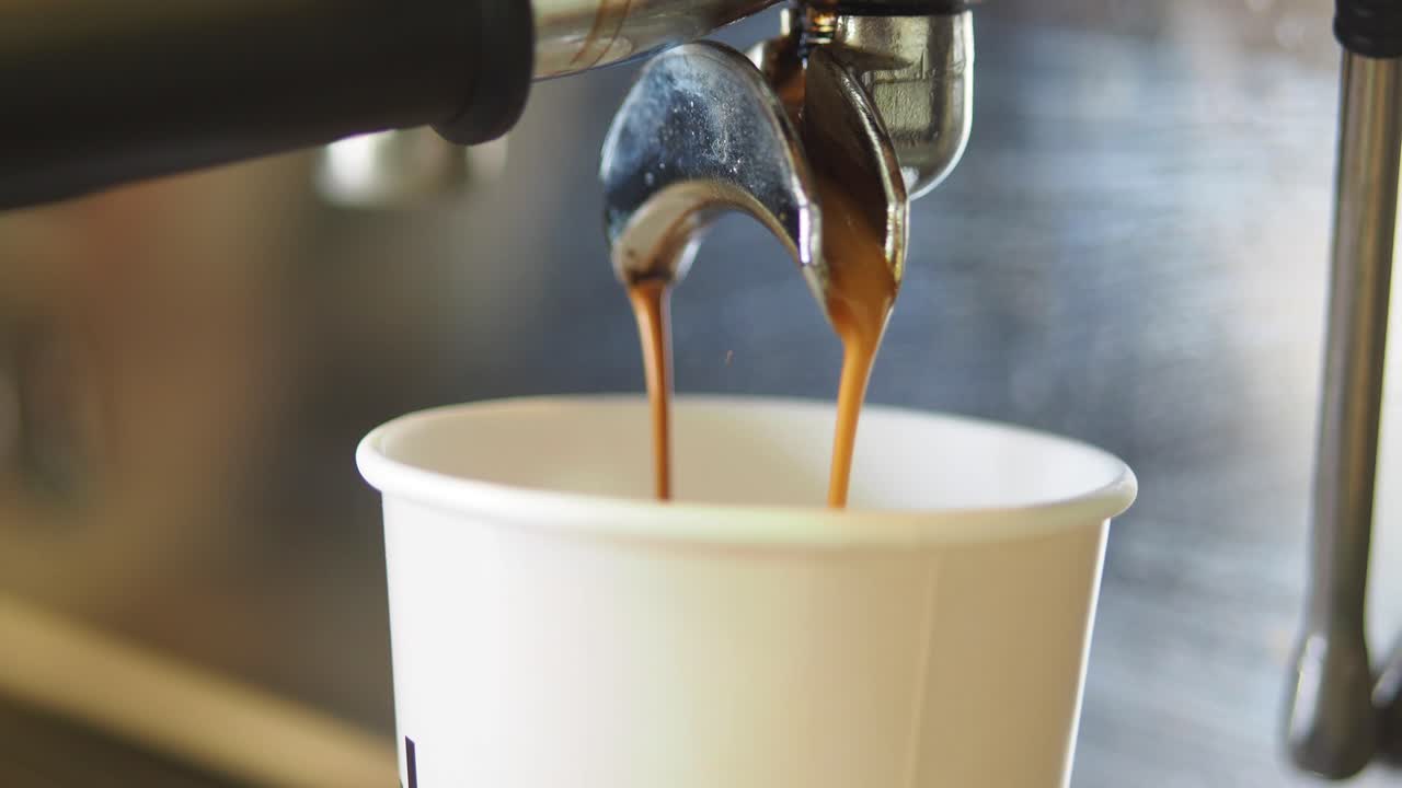 컵 에 에스프레소 를 부어 넣는 것