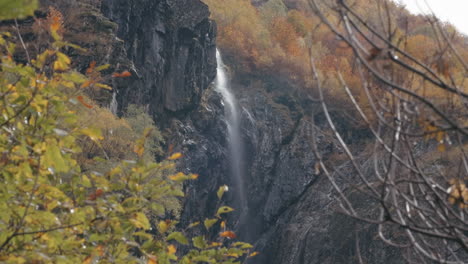 산에 있는 가을 폭포