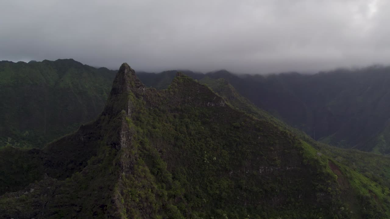 hermosa vista de drones de la naturaleza de los picos verdes de las montañas del parque na pali 4k