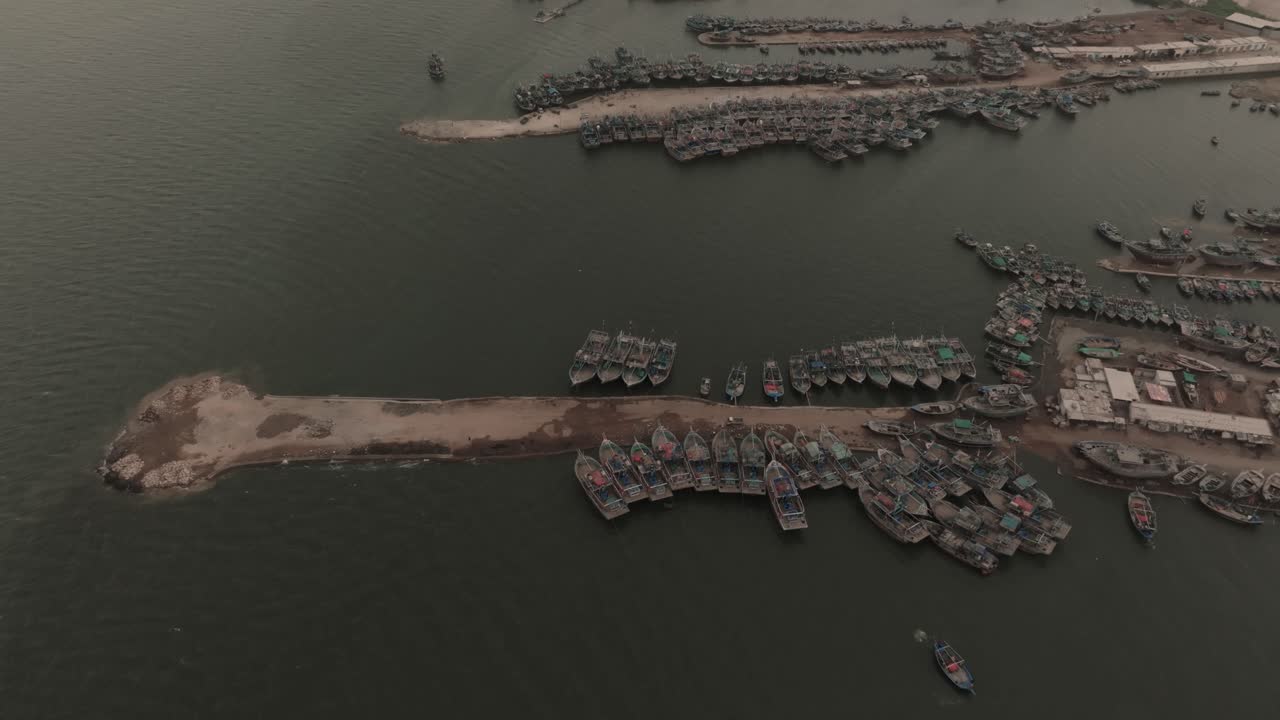 카라치 의 이브라힘 하이데리 의 마리나 를 따라 정박 한  ⁇ 시 보트 의 공중 전망