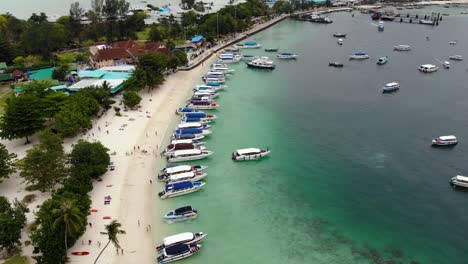 estacionamiento de botes costeros en phuket mientras la gente nada