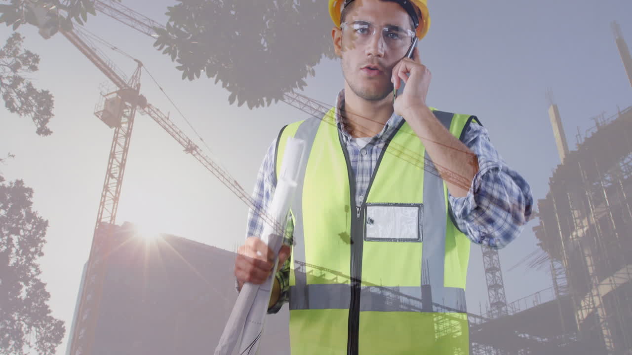 animación de un sitio de construcción sobre un trabajador caucásico hablando en un teléfono inteligente