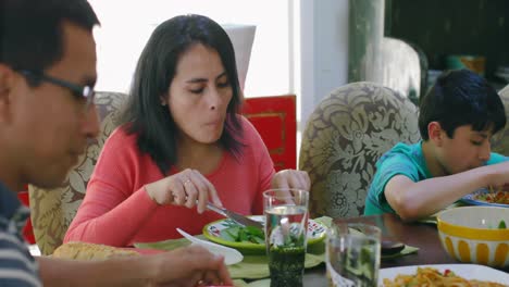 Miembros-De-La-Familia-Almorzando-En-La-Mesa-Del-Comedor-4k