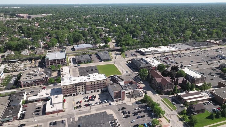 Centro di Dearborn, Michigan con video drone in panoramica da destra a sinistra