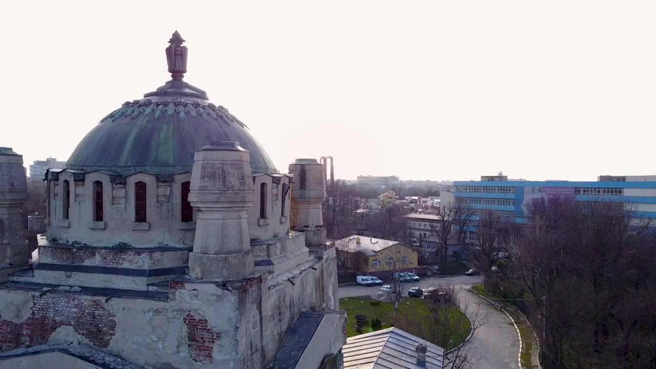 летит влево вокруг старого здания в бухаресте, румыния