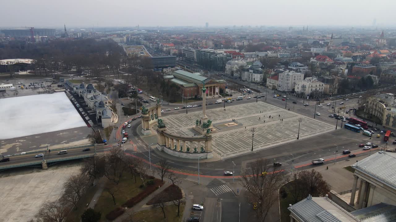 drone 4k disparado sobre a praça dos heróis em budapeste, hungria, durante um dia de neblina 1