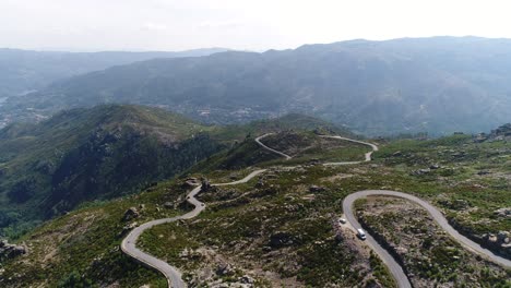 Flug-über-Eine-Kurvenreiche-Straße-In-Den-Bergen-Von-Gerês,-Portugal