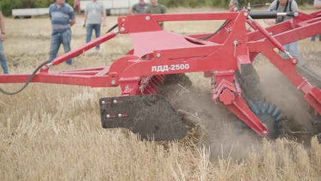 demostración de maquinaria agrícola en una exposición. los tractores operan en el campo, mostrando sus capacidades y rendimiento en acción