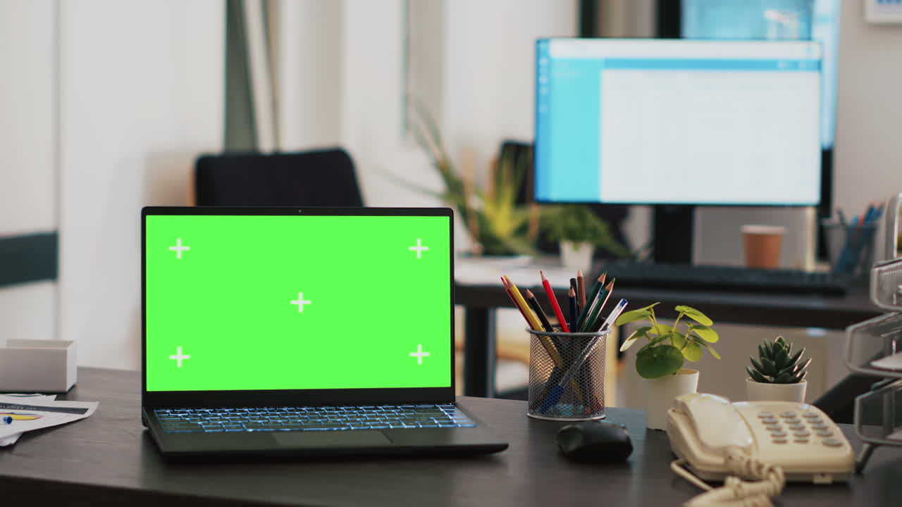 oficina con cuaderno de claves de chroma y pantalla con lista de clientes programados