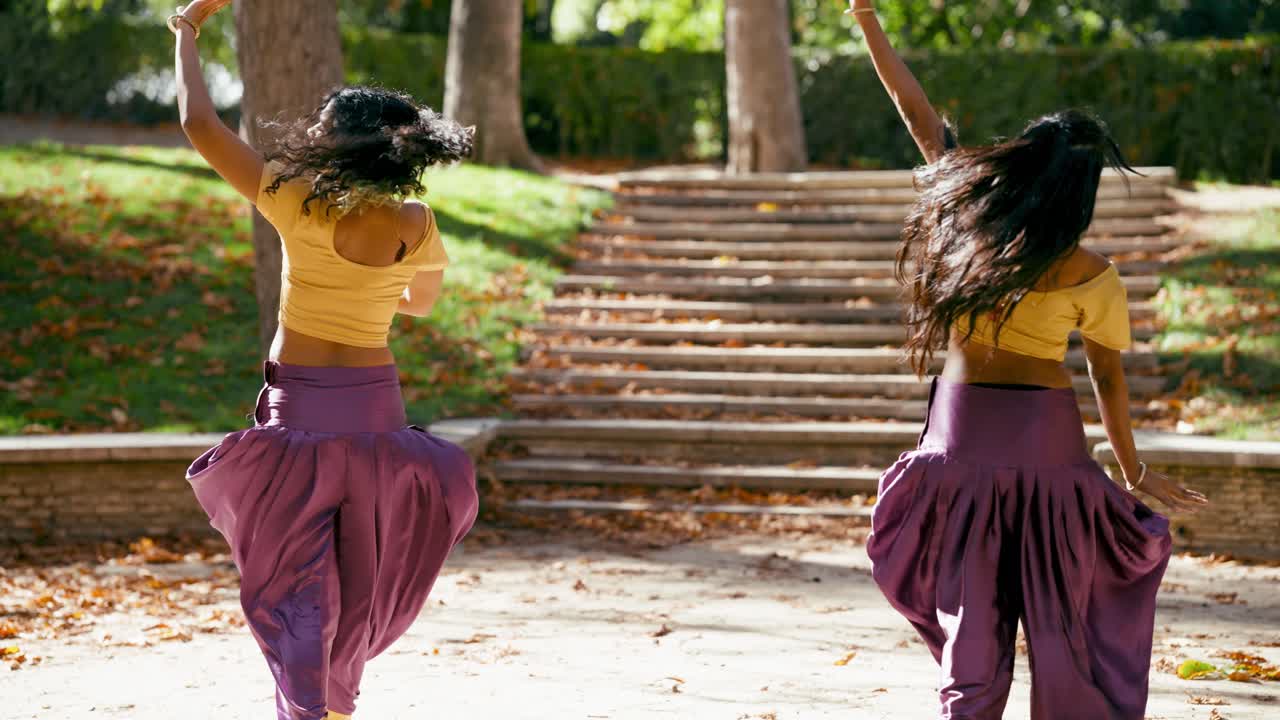 Ballerini indiani che si esibiscono all'aperto