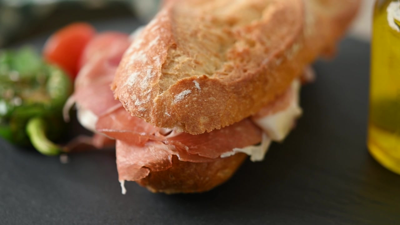 Panino con prosciutto serrano spagnolo su tavolo di legno. Bocadillo de jamón serrano spagnolo