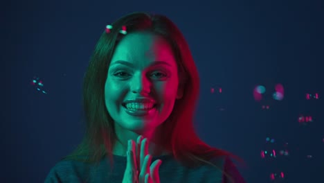 mujer disfrutando de burbujas en la luz de neón