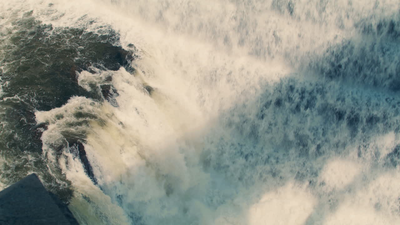 Højt vinkelbillede af hvidt vand, der fosser ned ad New Croton Dams trinvise overløb og kløftvandfald. Slowmotion 40 fps.