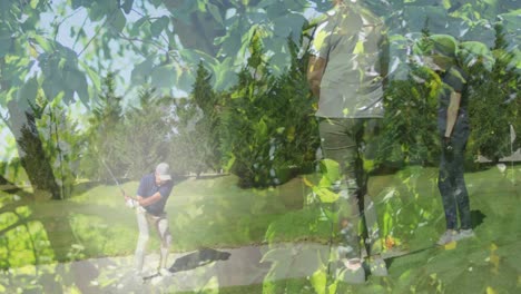 animación de árboles sobre una pareja caucásica mayor jugando al golf en el campo de golf