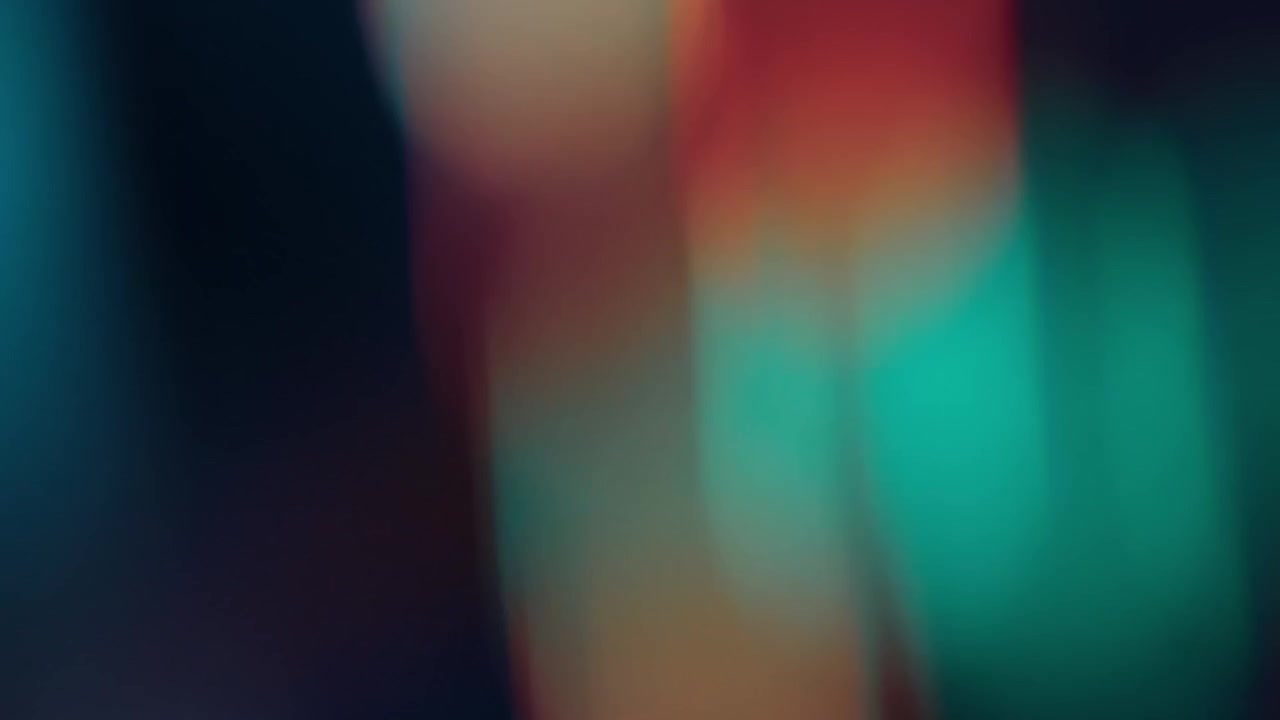 Effetti di luce astratti colorati e bagliori dell'obiettivo su sfondo scuro