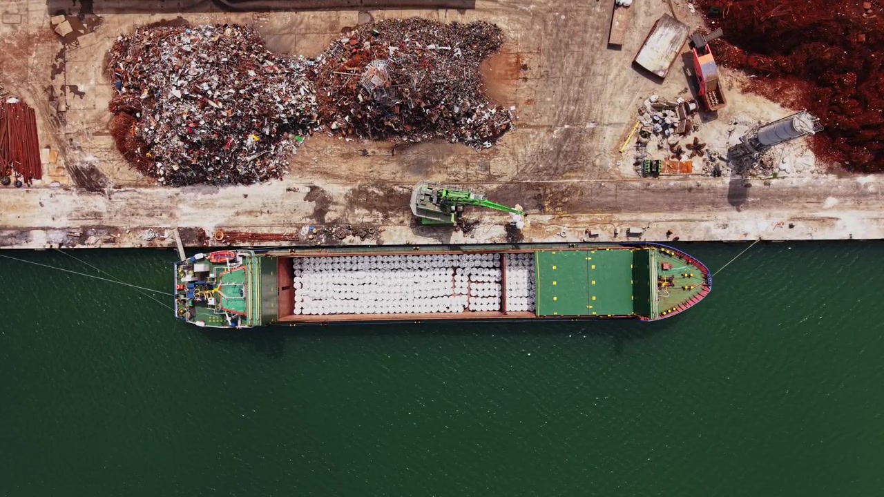 Buque de carga cargando mercancías en el puerto cerca de la zona industrial