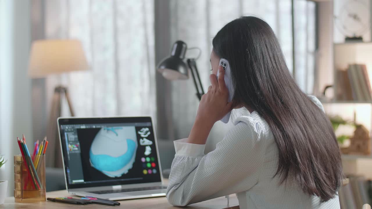 mujer diseñadora trabajando en el diseño de zapatos en una computadora portátil