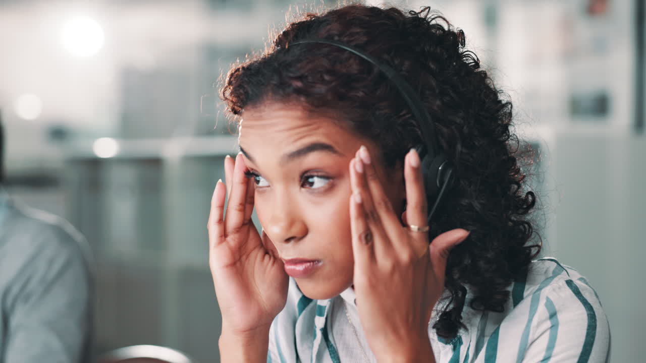 representante de servicio al cliente estresado