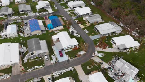 4K-Drohnenvideo-Von-Trümmern-Im-Wald-Von-Häusern,-Die-Vom-Hurrikan-Ian-In-North-Port,-Florida,-Zerstört-Wurden---23