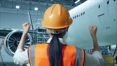 trabajador de mantenimiento de aeronaves celebrando el éxito